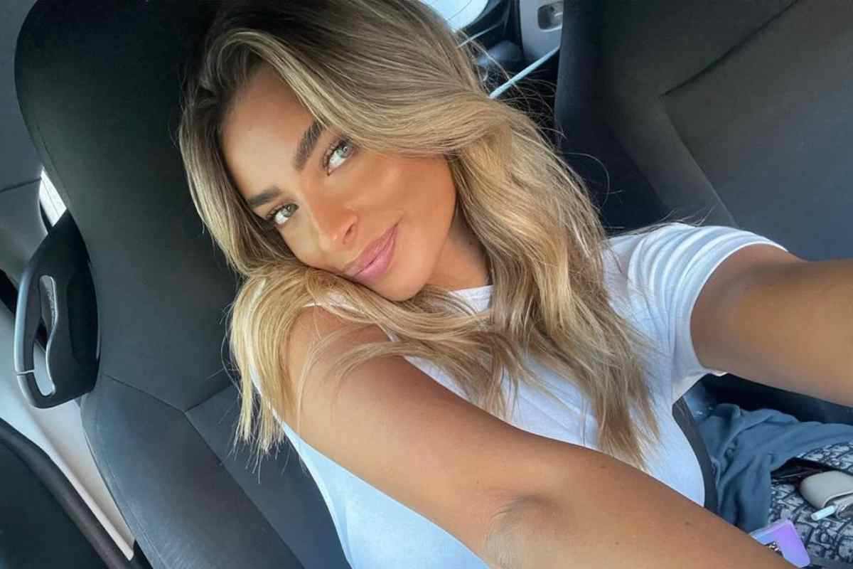 Chiara Frattesi selfie palestra top esplosivo scollatura