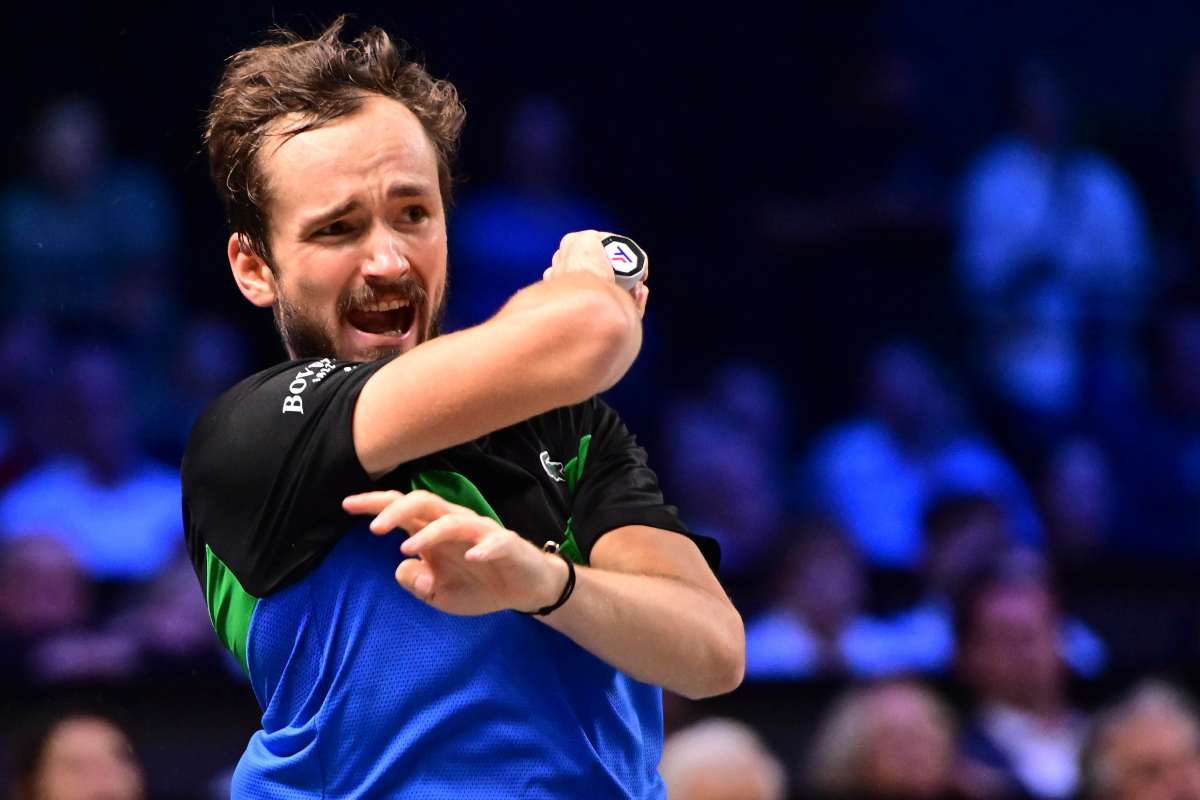 Daniil Medvedev brutto gesto a Parigi-Bercy