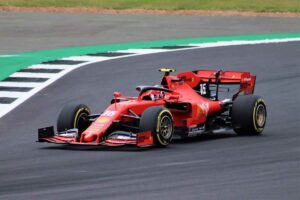 Monoposto Ferrari in curva di un circuito