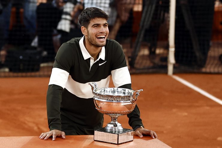 Carlos Alcaraz posa col trofeo di Parigi