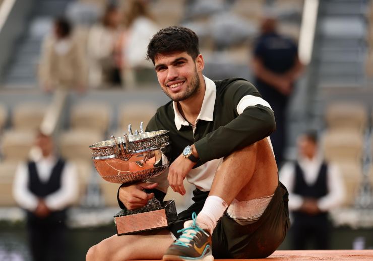 Carlos Alcaraz posa col trofeo del Roland Garros