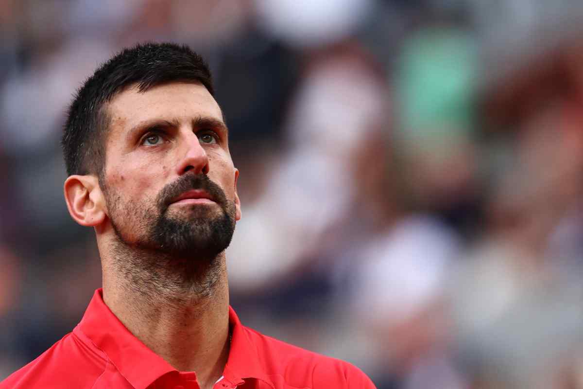 Novak Djokovic osserva le tribune del Roland Garros