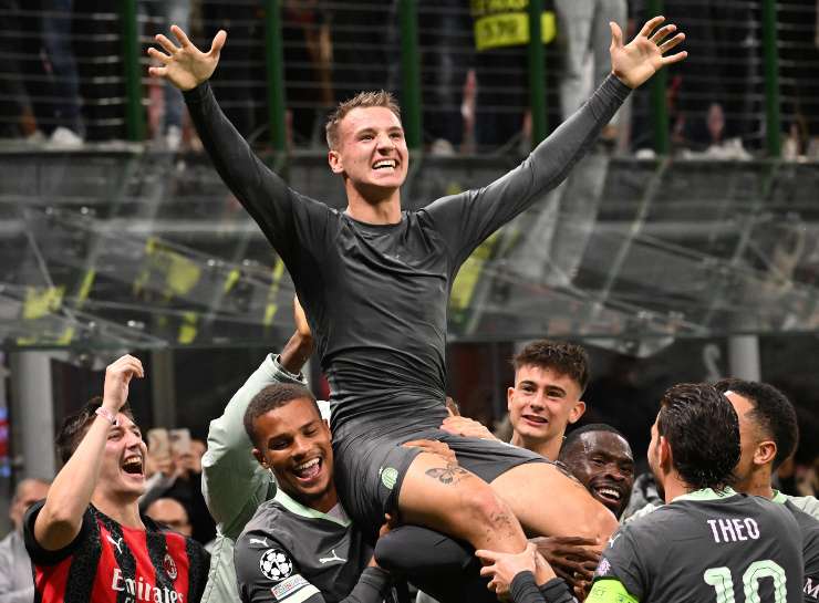 Francesco Camarda portato in trionfo dai compagni a San Siro