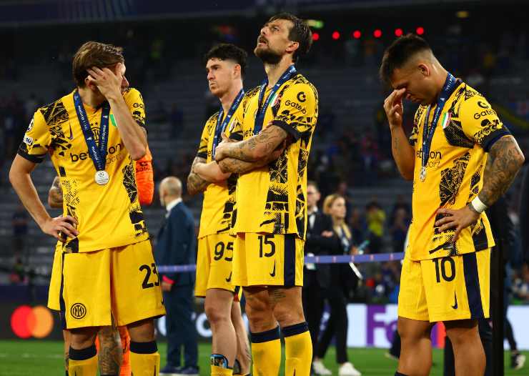 Giocatori Inter disperati dopo la finale di Champions