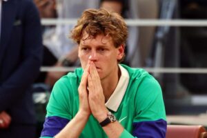 Jannik Sinner in lacrime dopo la finale di Parigi