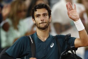 Lorenzo Musetti lascia il campo di Parigi dopo il match con Alcaraz