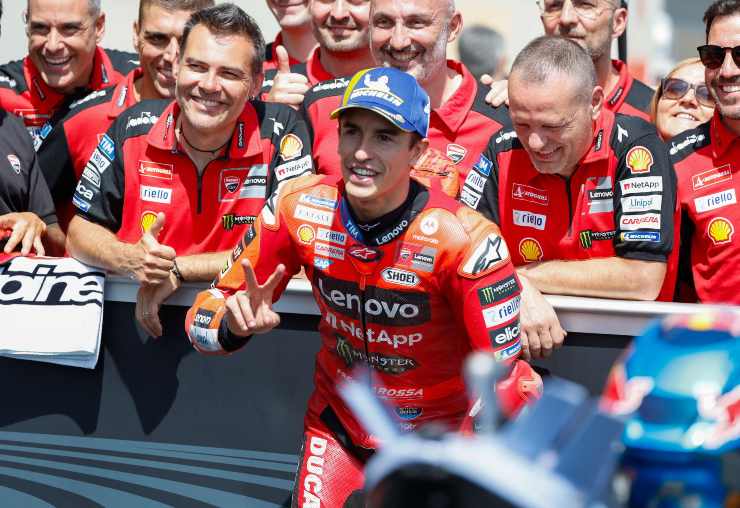 Marc Marquez festeggia la vittoria ad Aragon