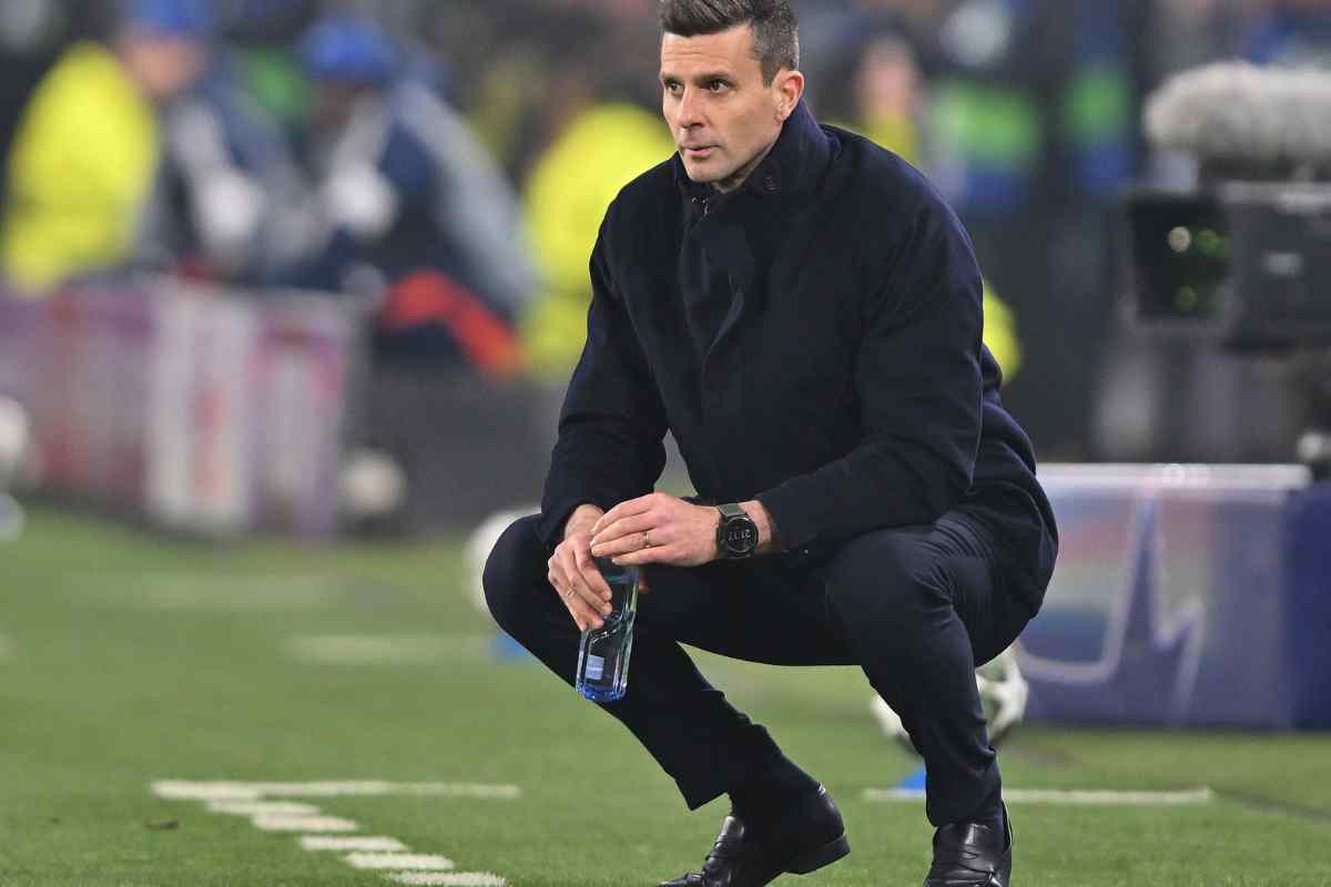 Thiago Motta accovacciato a bordo campo