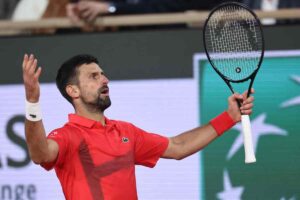 Novak Djokovic allarga le braccia per protestare con il giudice di sedia