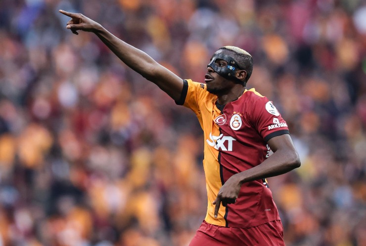 Victor Osimhen esulta dopo la rete con il Galatasaray