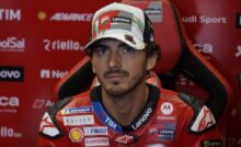 Pecco Bagnaia sconsolato ai box