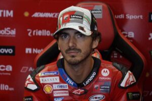 Pecco Bagnaia sconsolato ai box