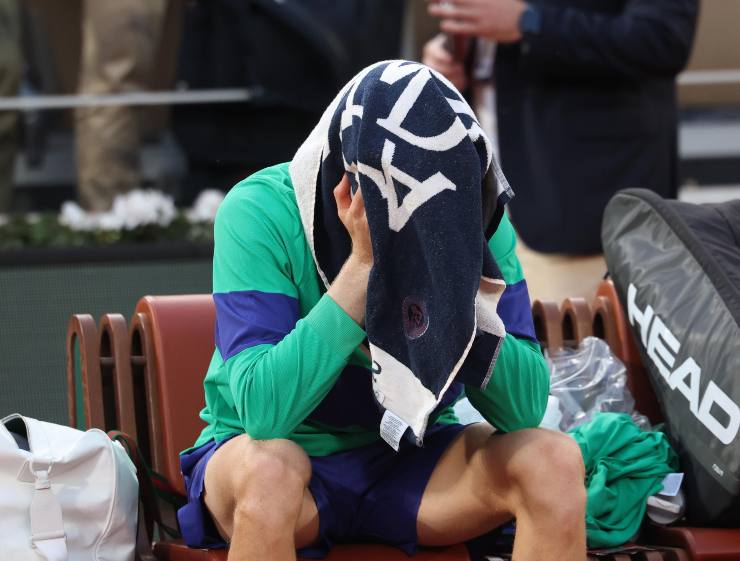 Jannik Sinner disperato dopo la finale di Parigi