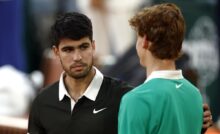 Sinner e Alcaraz si salutano dopo la finale di Parigi