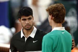 Sinner e Alcaraz si salutano dopo la finale di Parigi