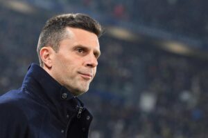 Thiago Motta osserva da bordo campo