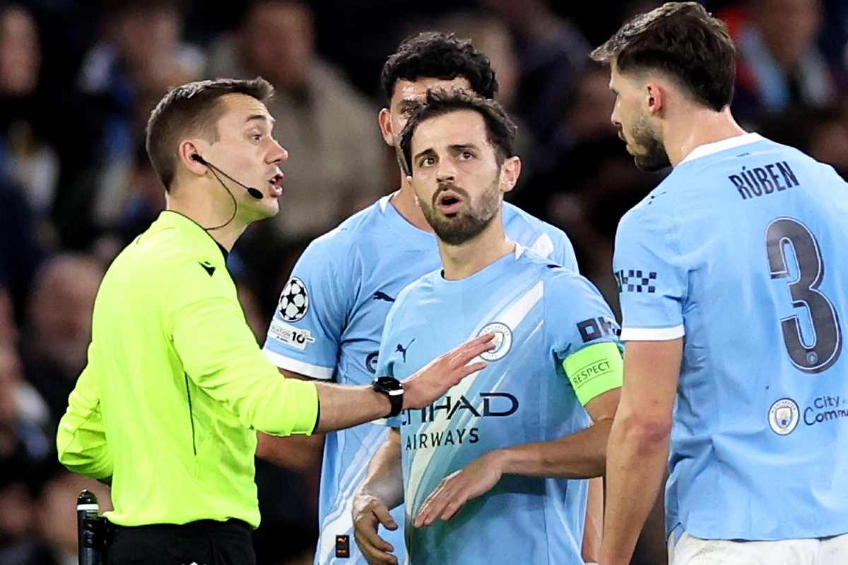 Bernardo Silvia in campo circondato da altri giocatori e dall'arbitro