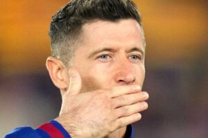 Lewandowski che manda un bacio con la mano